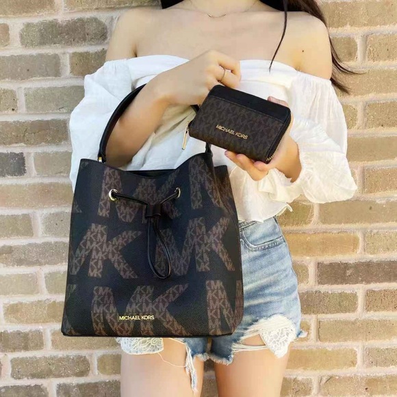 Michael Kors Handbags - Bundle💕Michael Kors Bucket Bag &Card Case Wallet